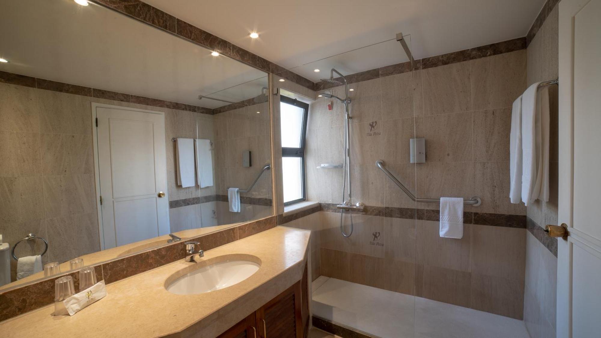 Apartamento com 2 Quartos e Vista Piscina