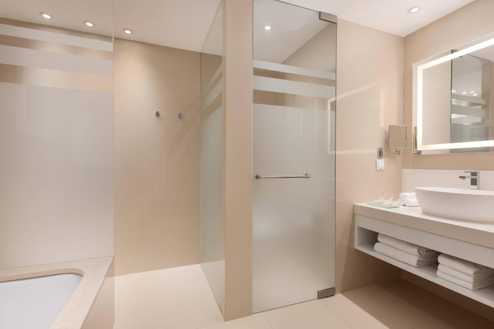 Quarto Queen Deluxe com Varanda e Vista Mar
