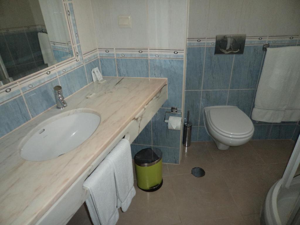 Quarto Triplo com Varanda e Vista Traseira