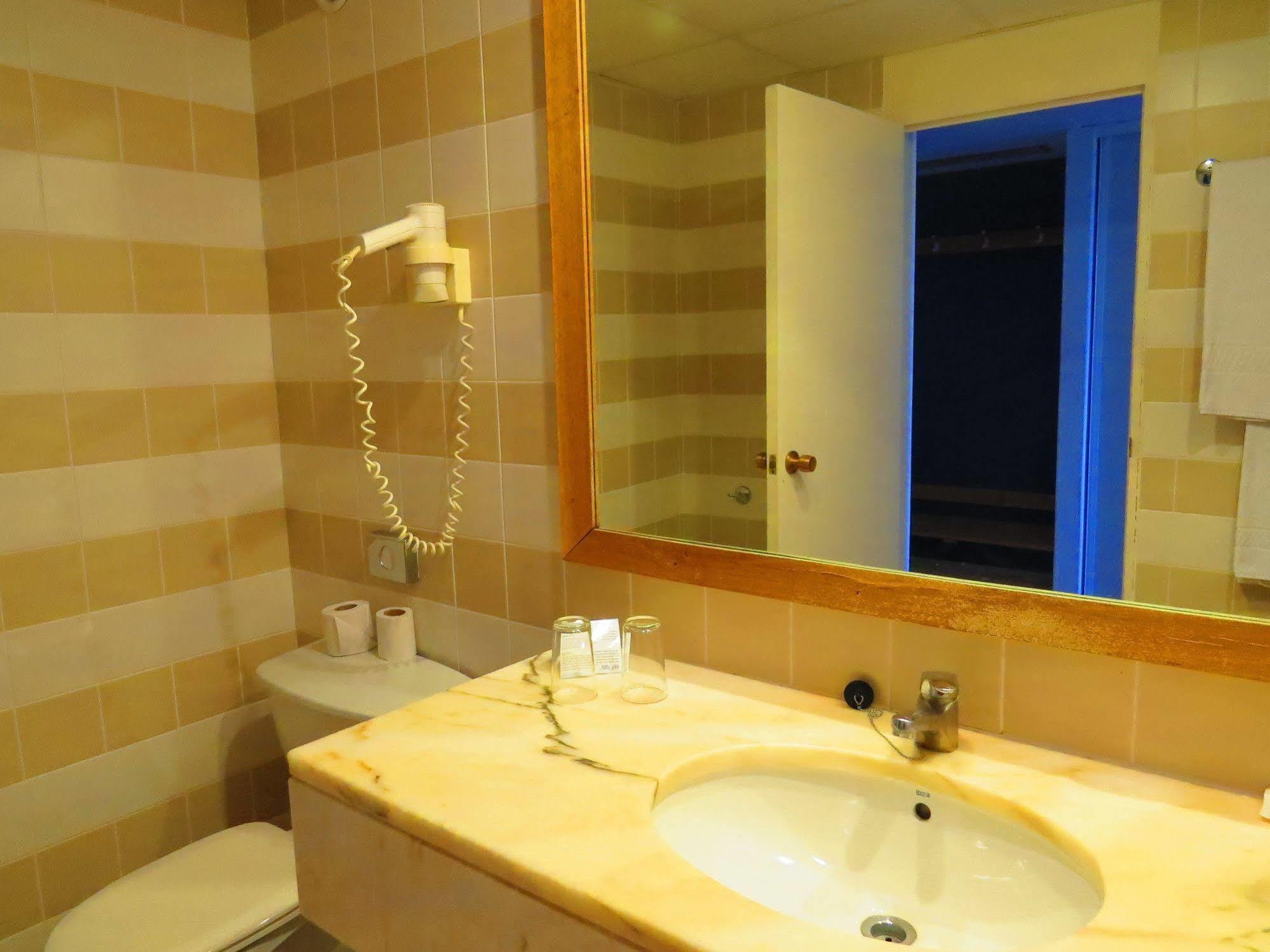 Quarto Familiar com Vista Jardim (2 Adultos + 1 Criança)